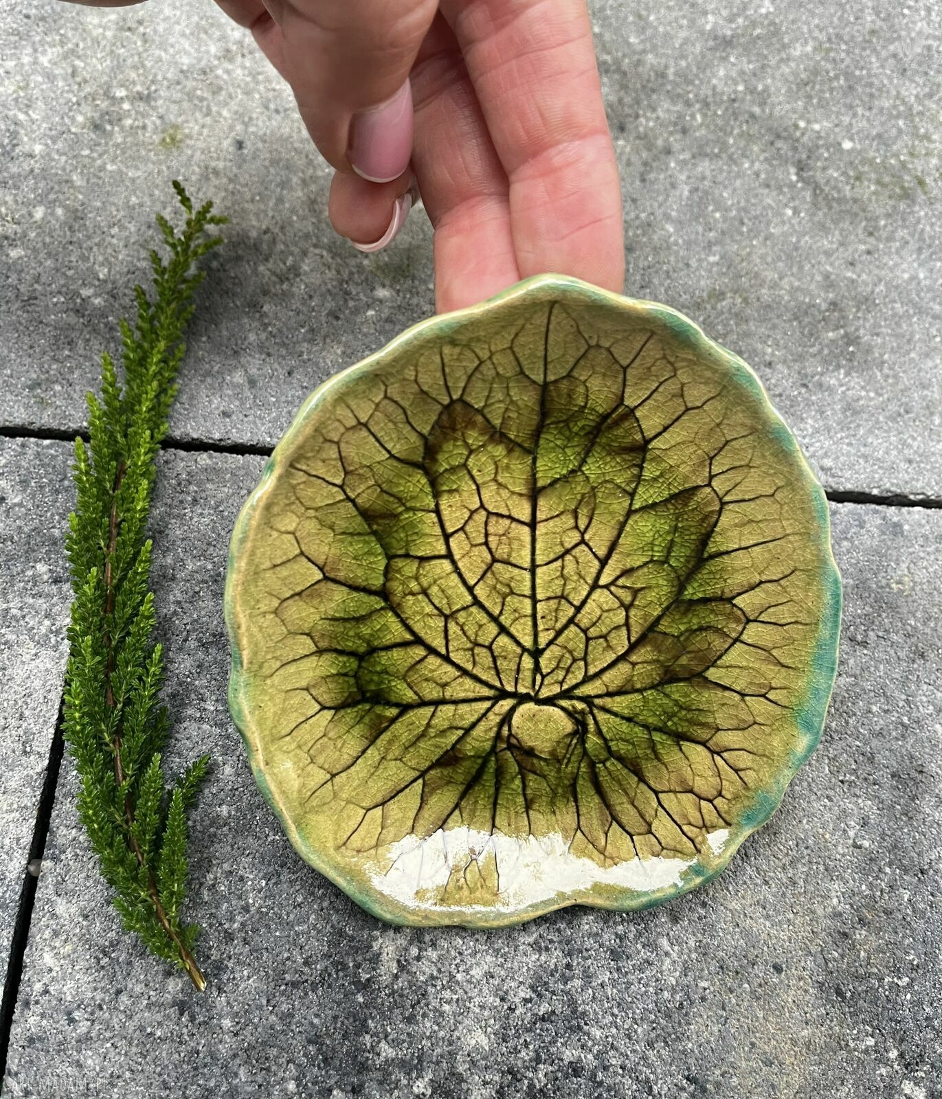 Listek w zieleni - ręcznie robiony talerzyk ceramiczny