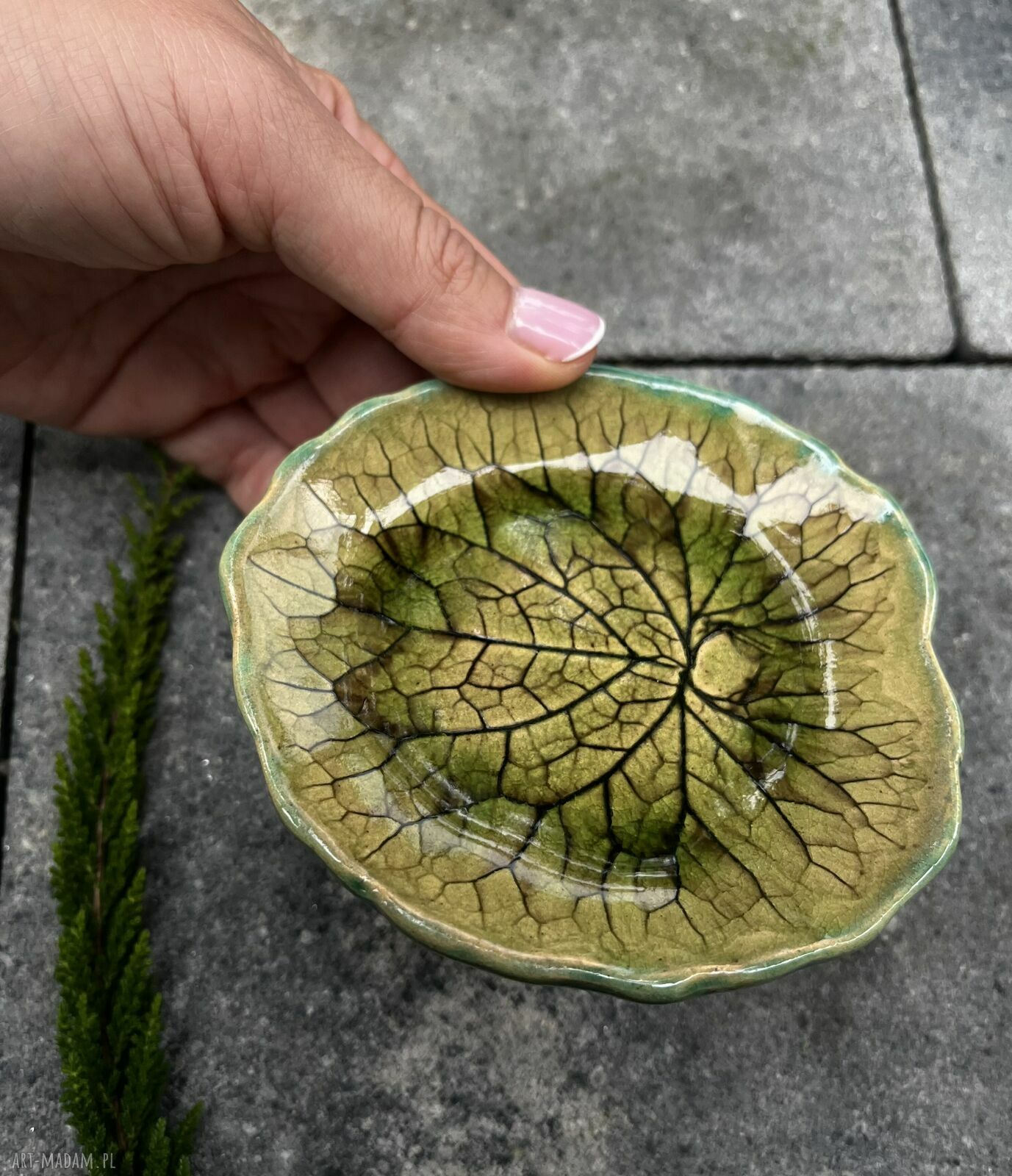 Listek w zieleni - ręcznie robiony talerzyk ceramiczny