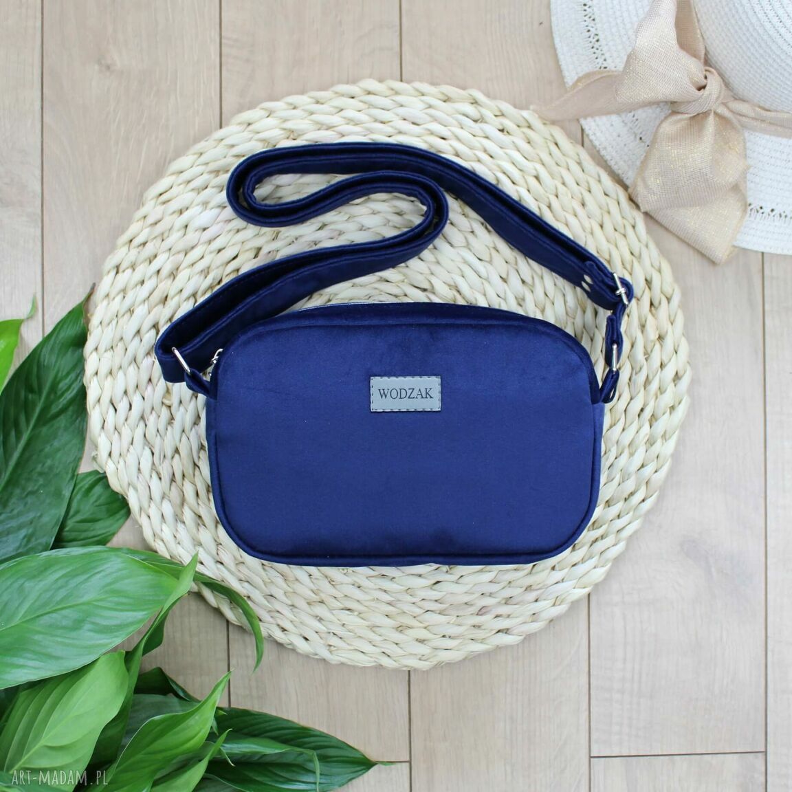 Listonoszka mini granatowego weluru niebieska torebka kopertówka