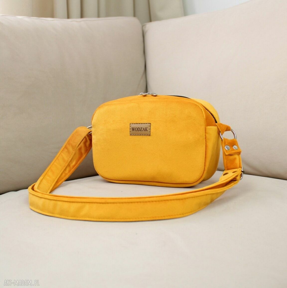 mini: Listonoszka mini z żółtego weluru ręcznie robione