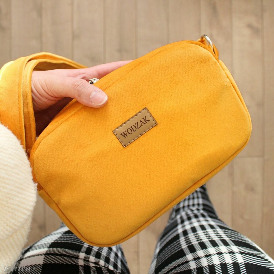 Listonoszka mini żółtego weluru żółta torebka mała kopertówka