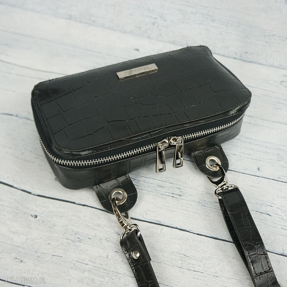 Czarna listonoszka na szerokim pasku z eko skóry krokodyl - matowa, usztywniana, z zamkiem