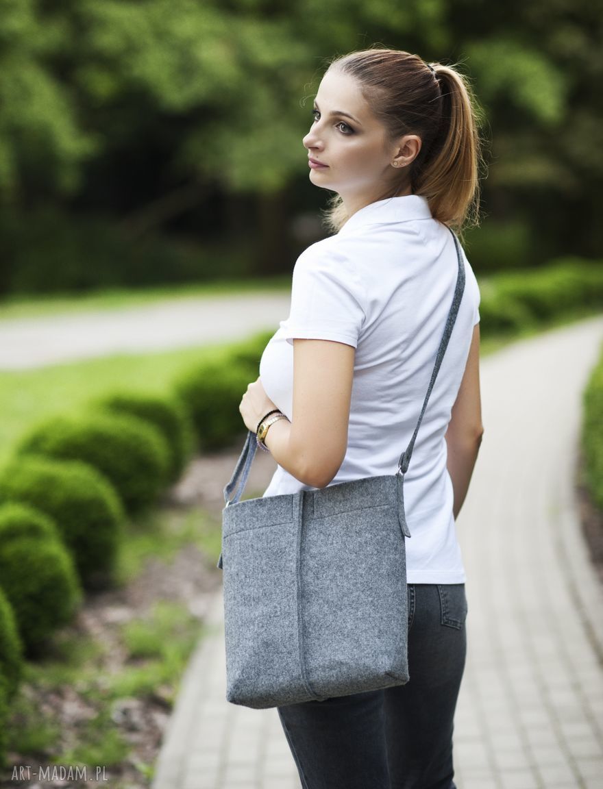 Listonoszka Szara z Filcu Minimalistyczna Torebka na długim pasku hand made