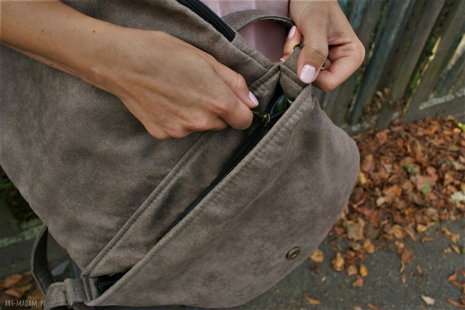 Listonoszka taupe hand made
