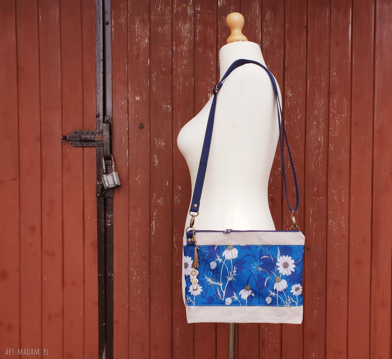 Handmade listonoszka w chabry i stokrotki na ramię