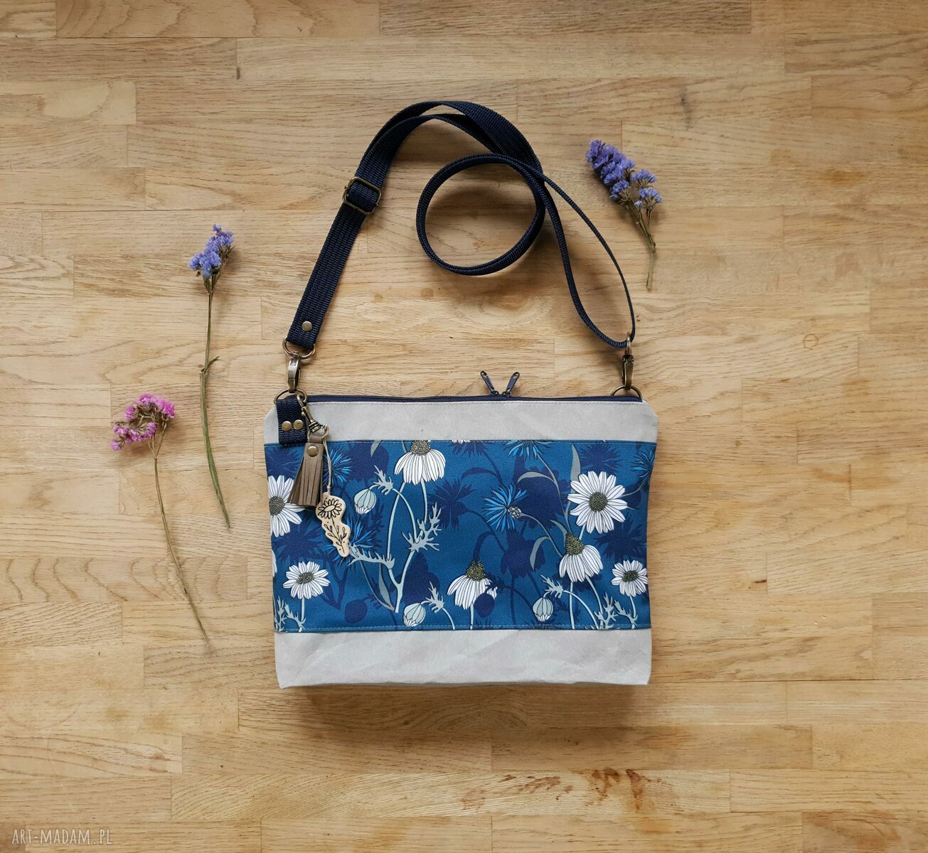 Handmade listonoszka w chabry i stokrotki na ramię