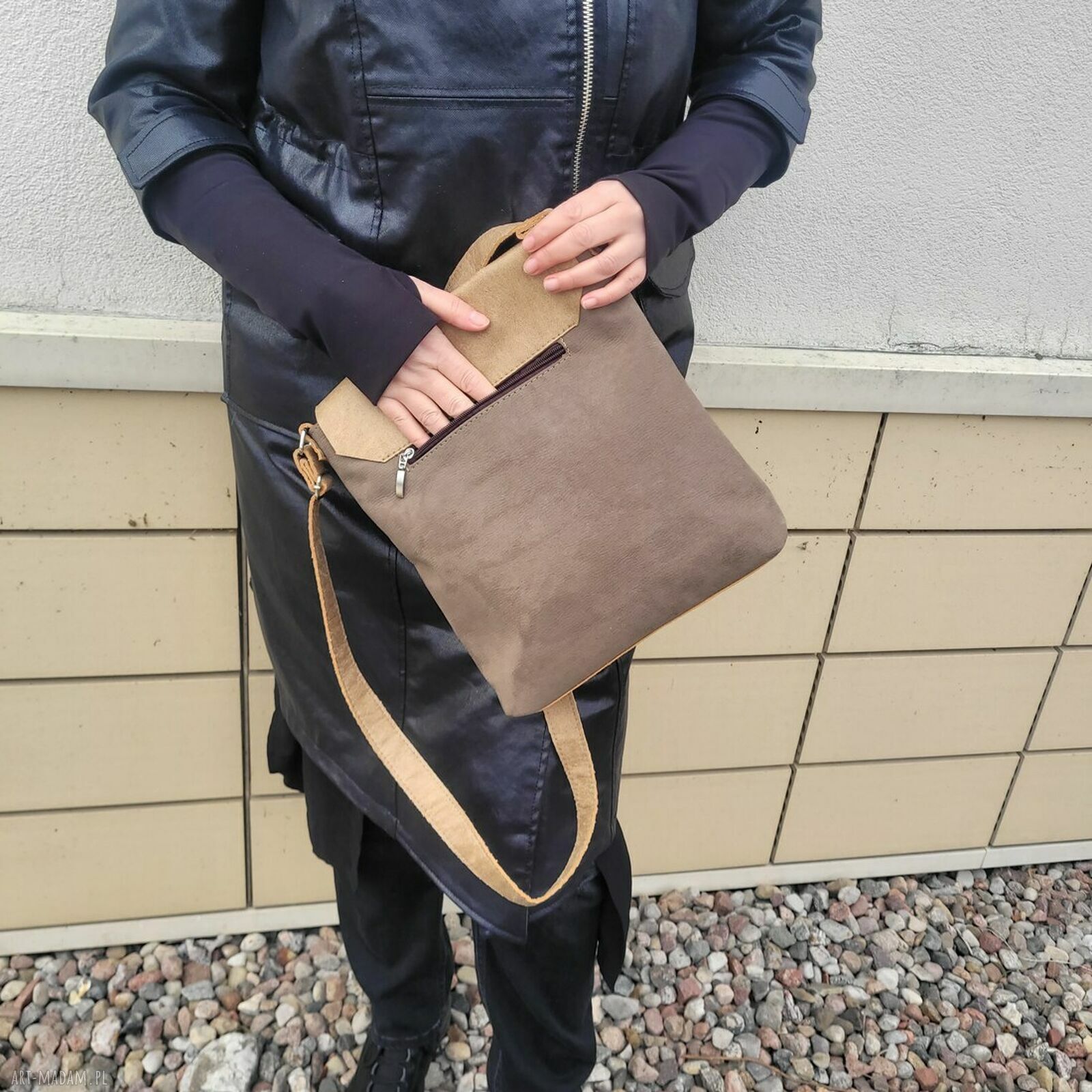 Średnia listonoszka z klapką Ada w kolorze ciemniejszy beż - na ramię