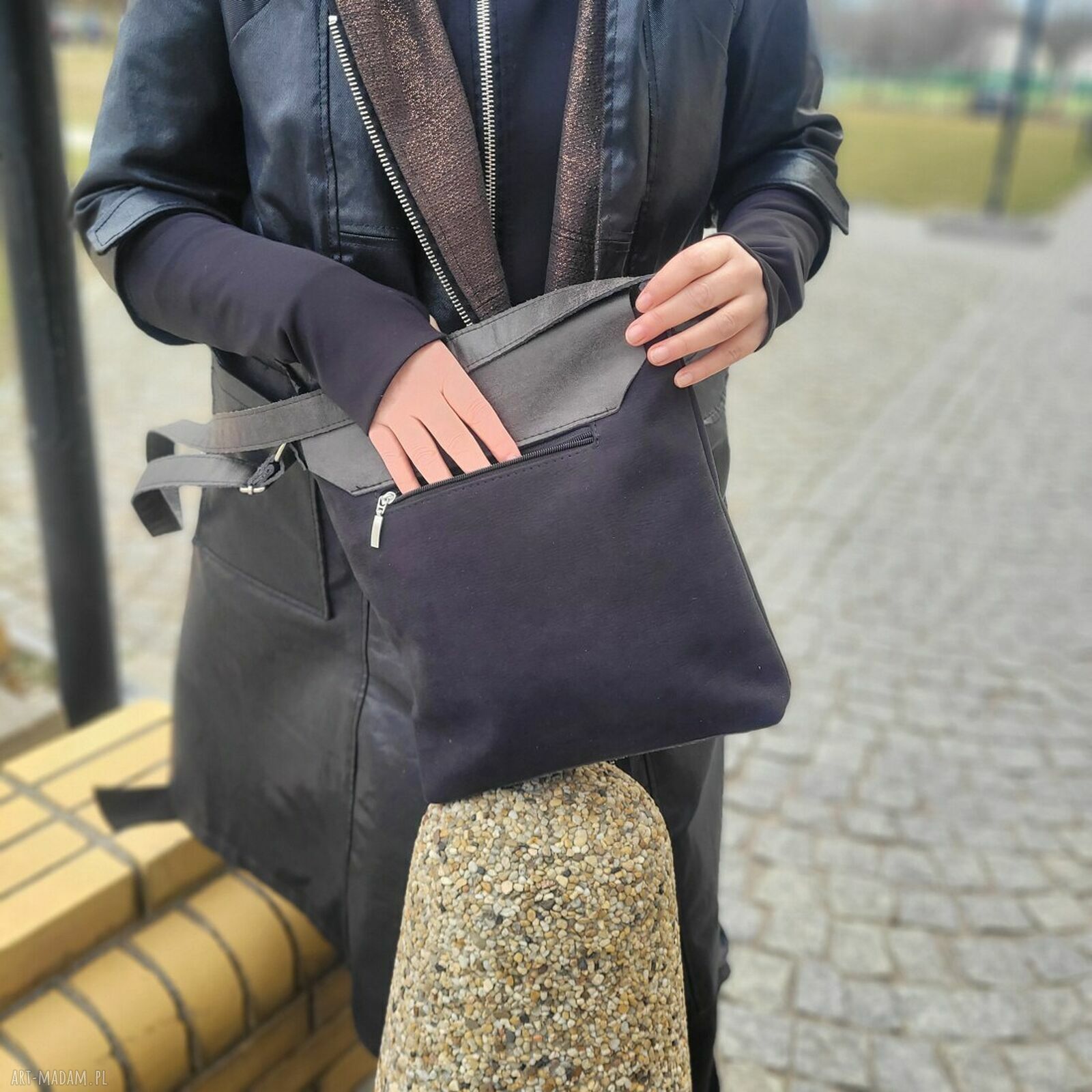 Listonoszka z klapką Ada - czarna na ramię (średnia)