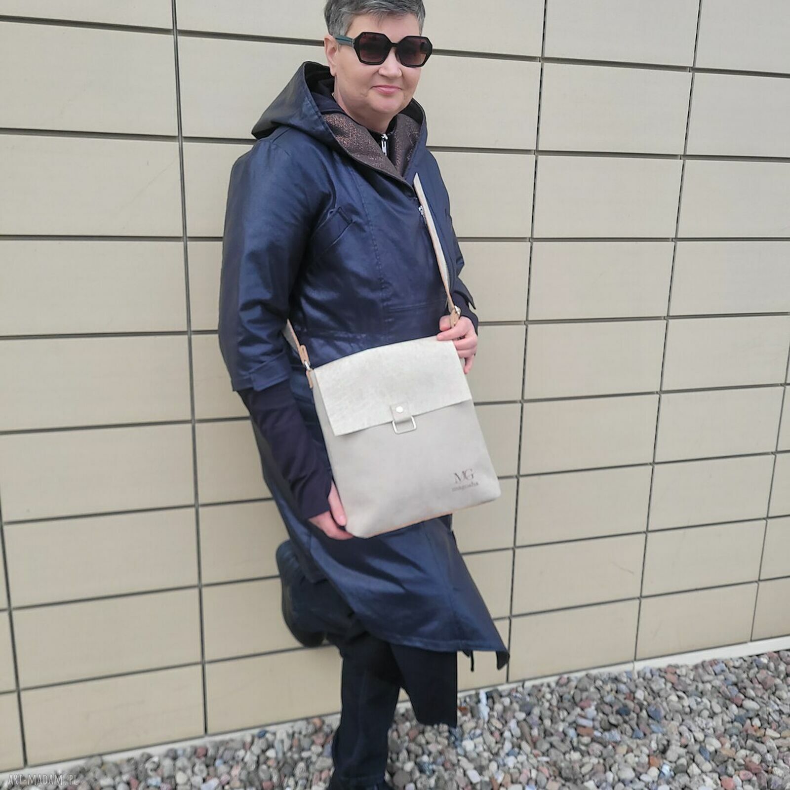 Listonoszka Ada - beżowa torba na ramię z klapką