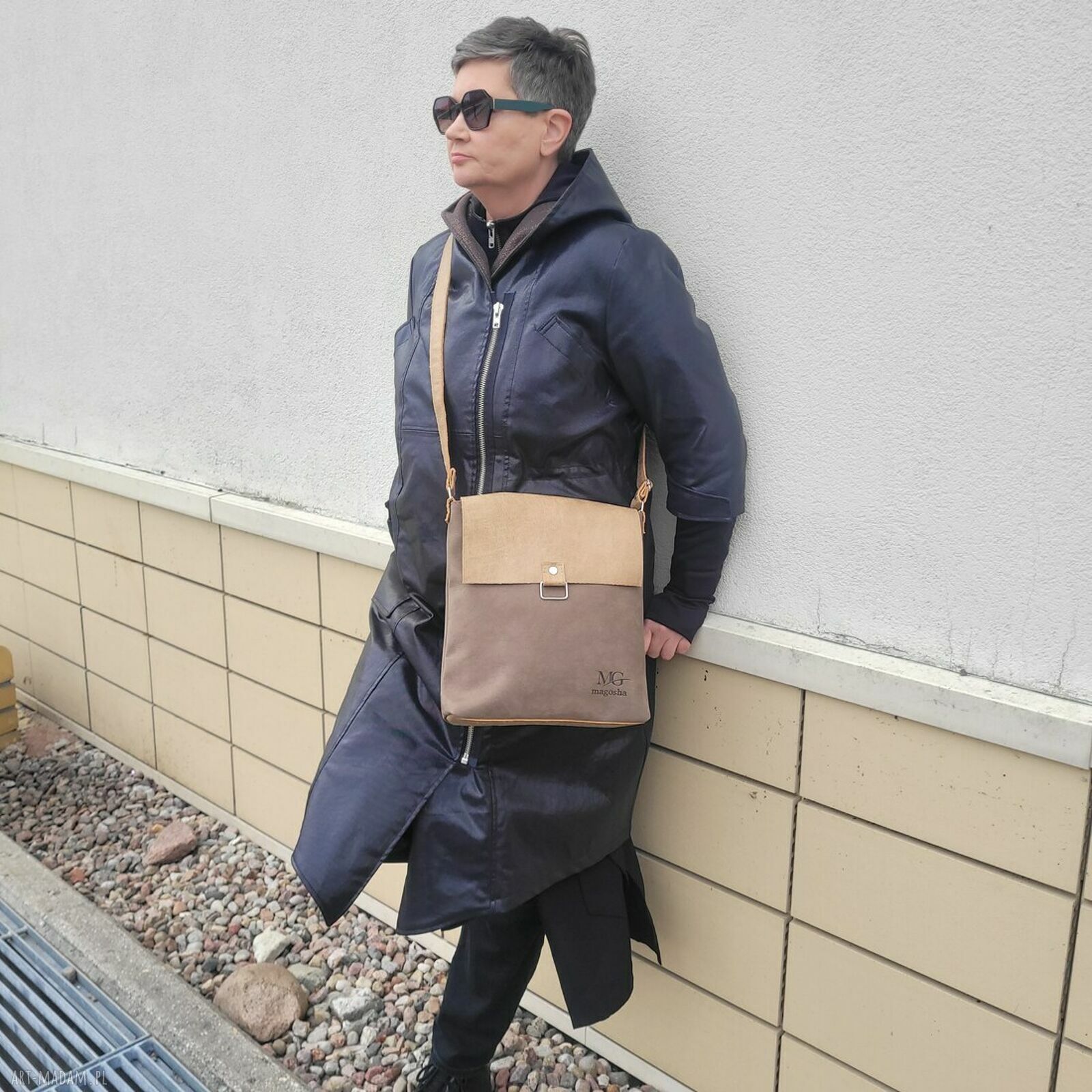 Średnia listonoszka z klapką Ada w kolorze ciemniejszy beż - na ramię