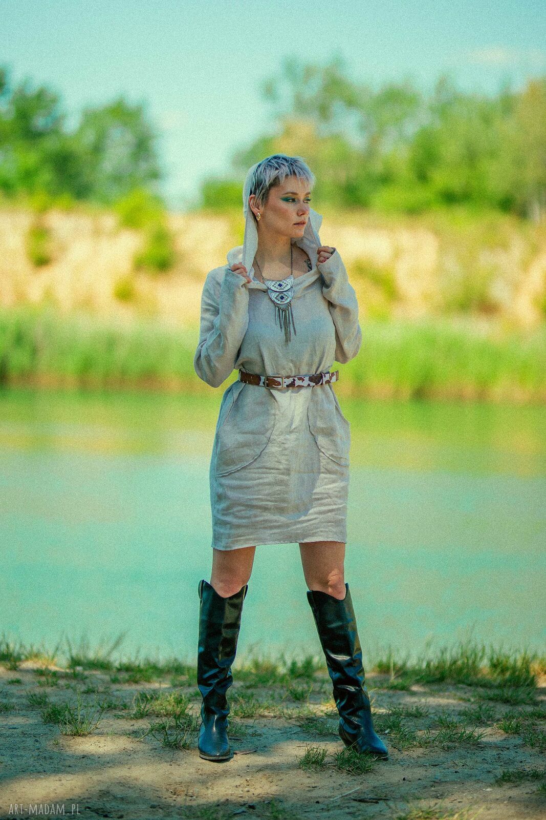 Luźna sukienka lniana z dużym kapturem i kieszeniami