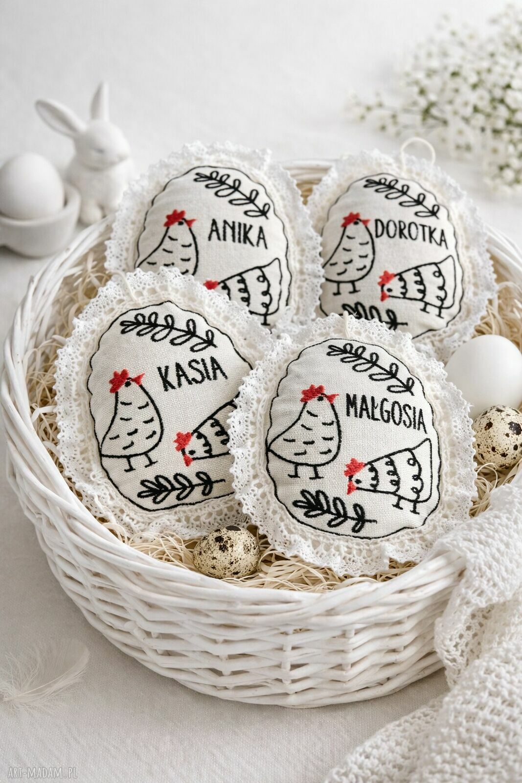 Personalizowane lniane jajko z kurkami i koronką - na Wielkanoc