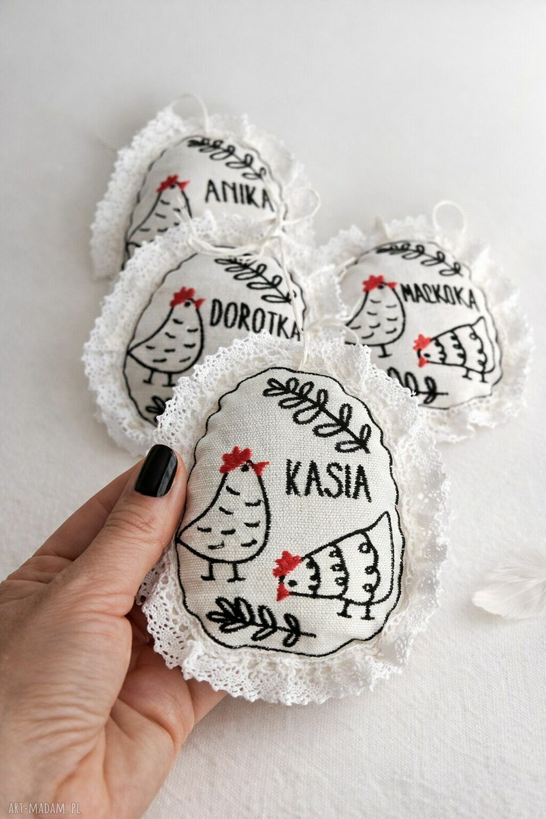 Personalizowane lniane jajko z kurkami i koronką - na Wielkanoc