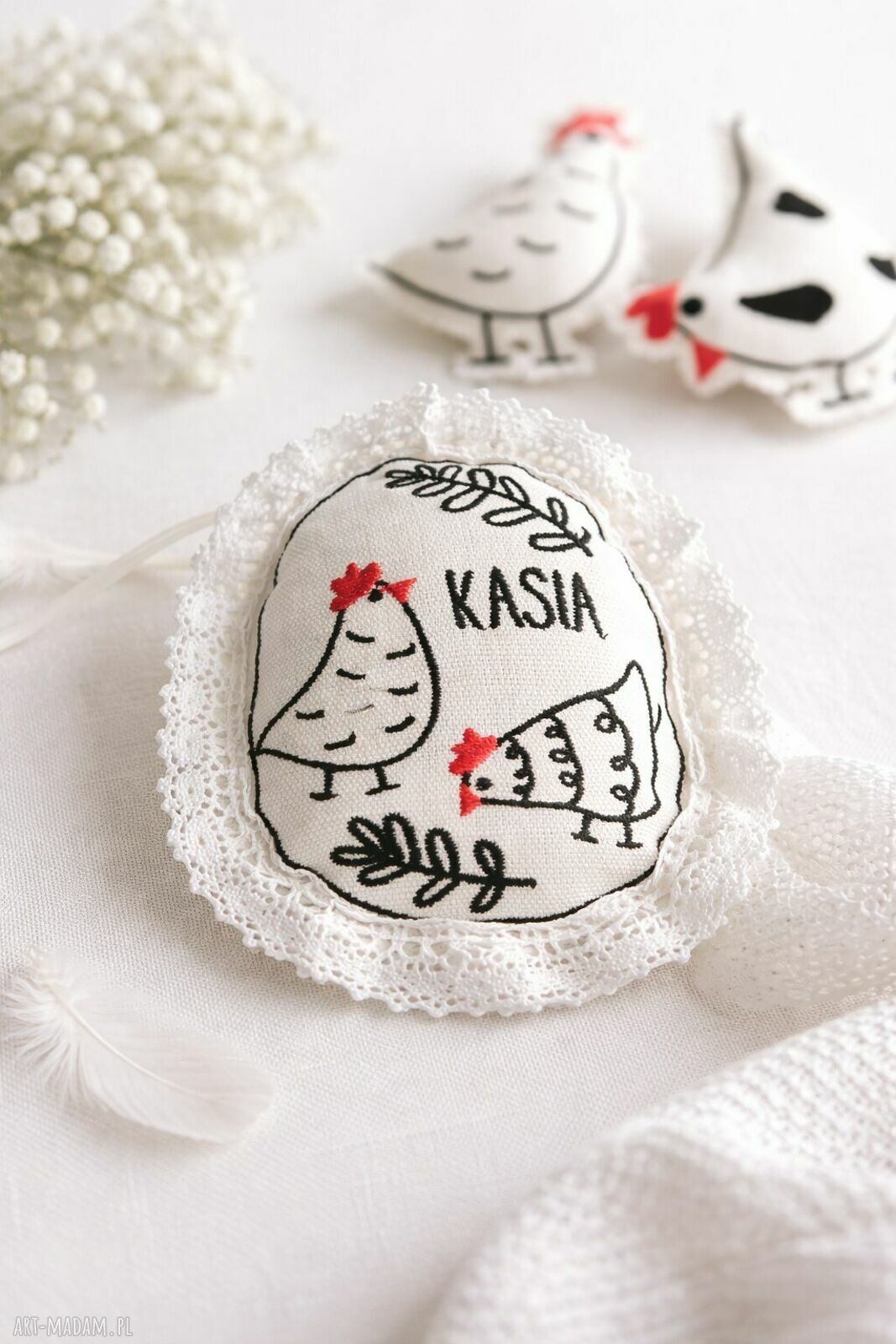 Personalizowane lniane jajko z kurkami i koronką - na Wielkanoc