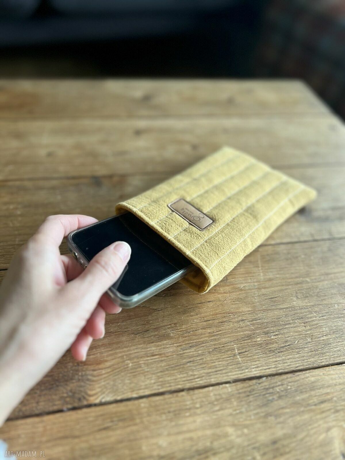 Lniane etui na telefon w kolorze musztardy