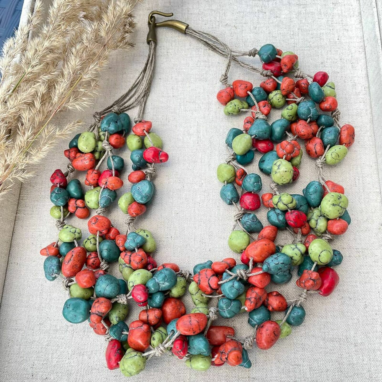 Lniany naszyjnik z howlitem - eko biżuteria handmade
