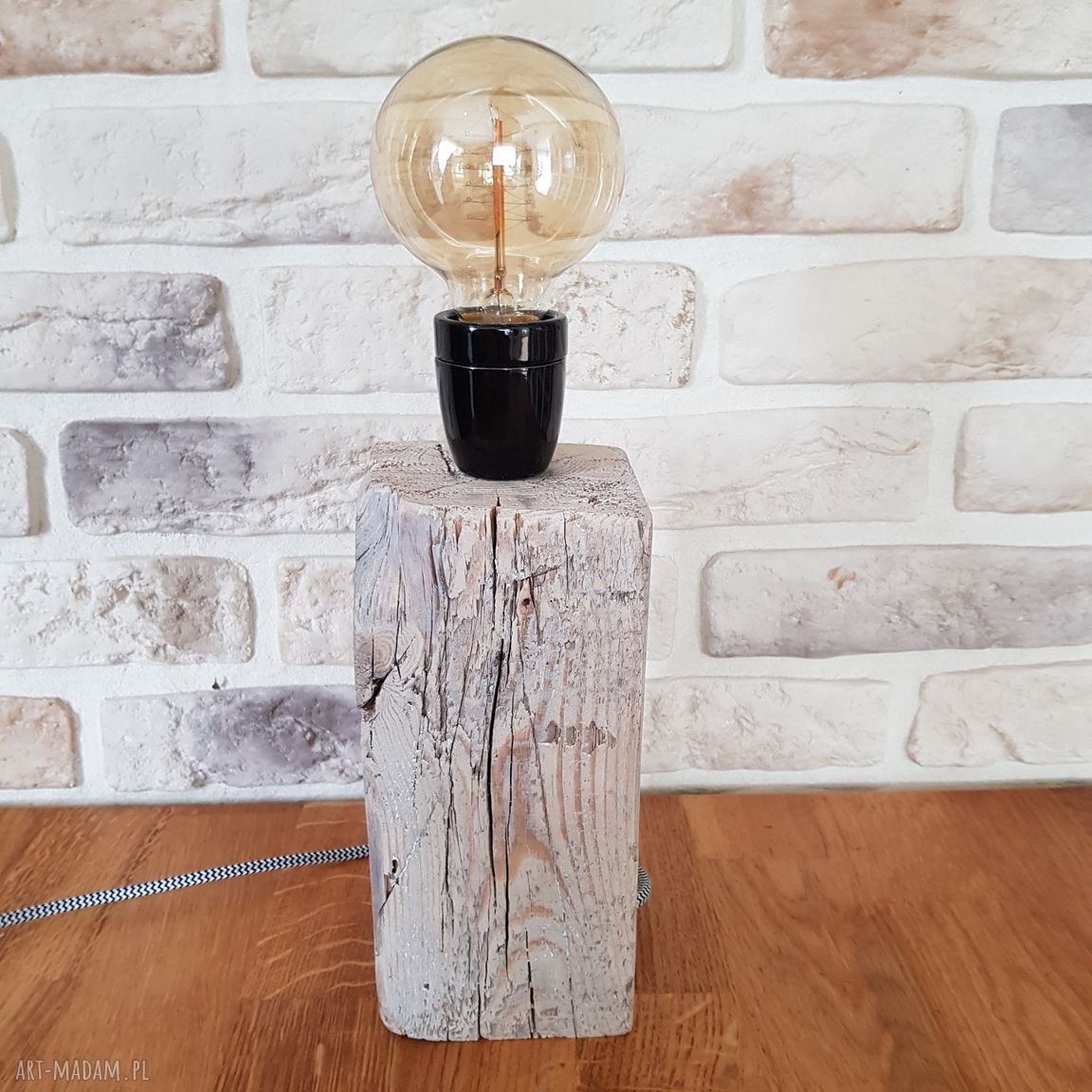 Lampa loft z drewna z recyklingu