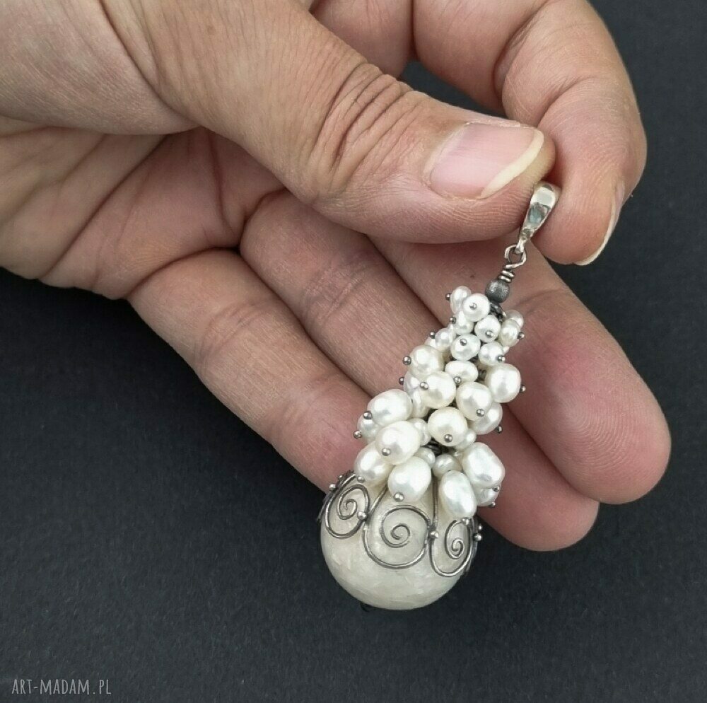 Długi wisior Long Pearl z naturalnych pereł słodkowodnych i muszli Paua w oksydowanym srebrze