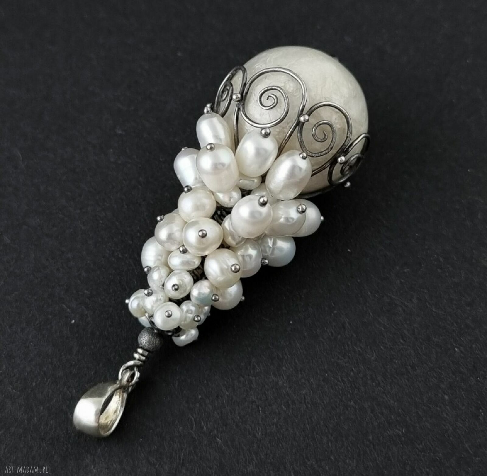 Długi wisior Long Pearl z naturalnych pereł słodkowodnych i muszli Paua w oksydowanym srebrze