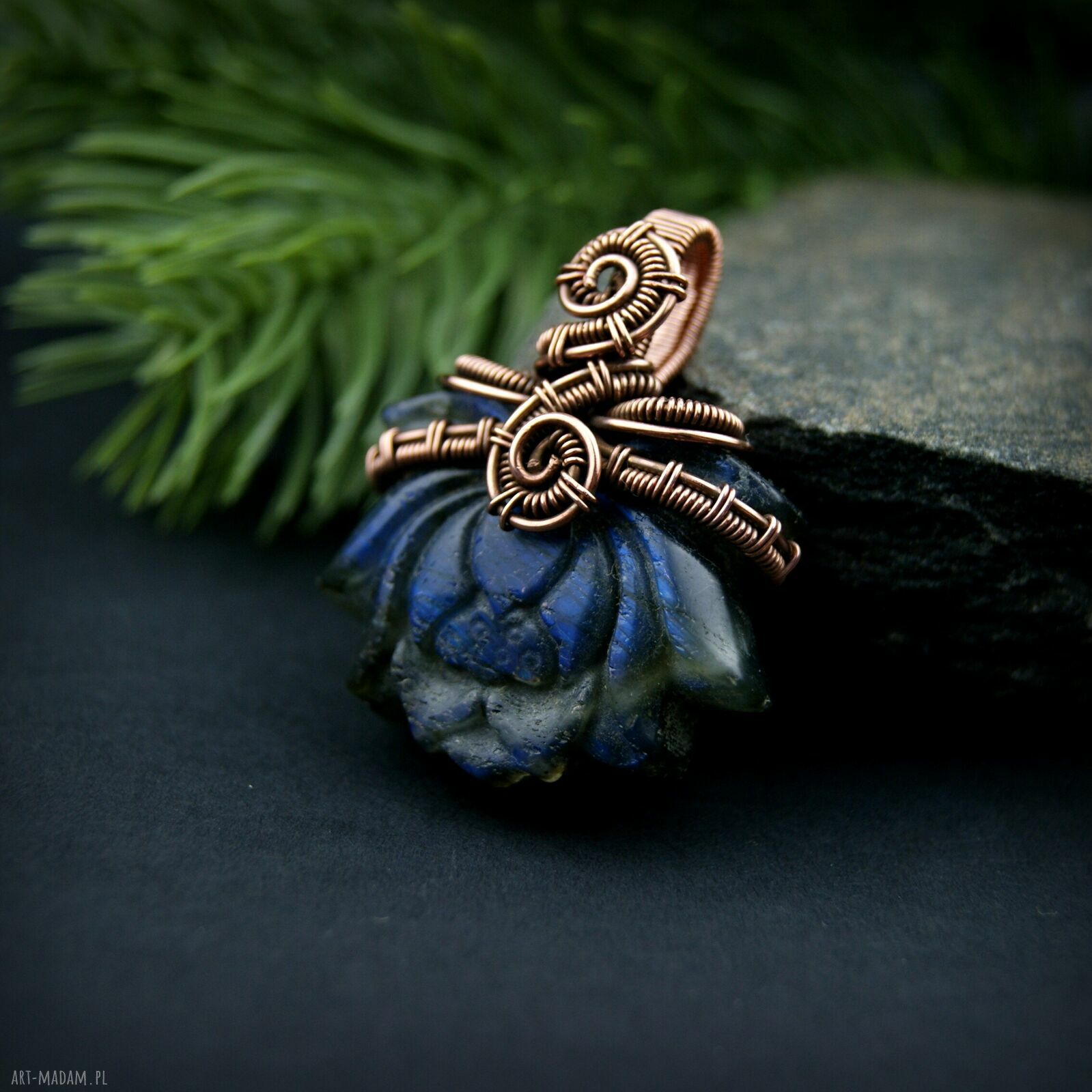 Lotosowy wisiorek z labradorytem - wire wrapping z miedzi