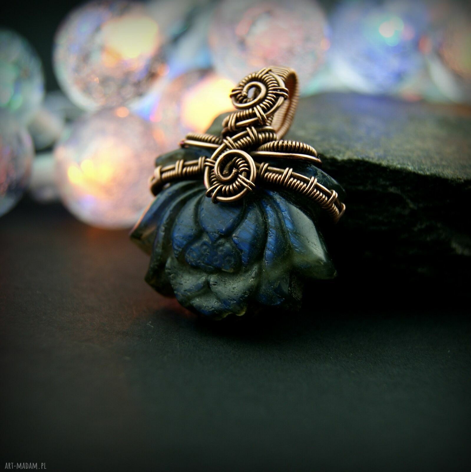 Lotosowy wisiorek z labradorytem - wire wrapping z miedzi