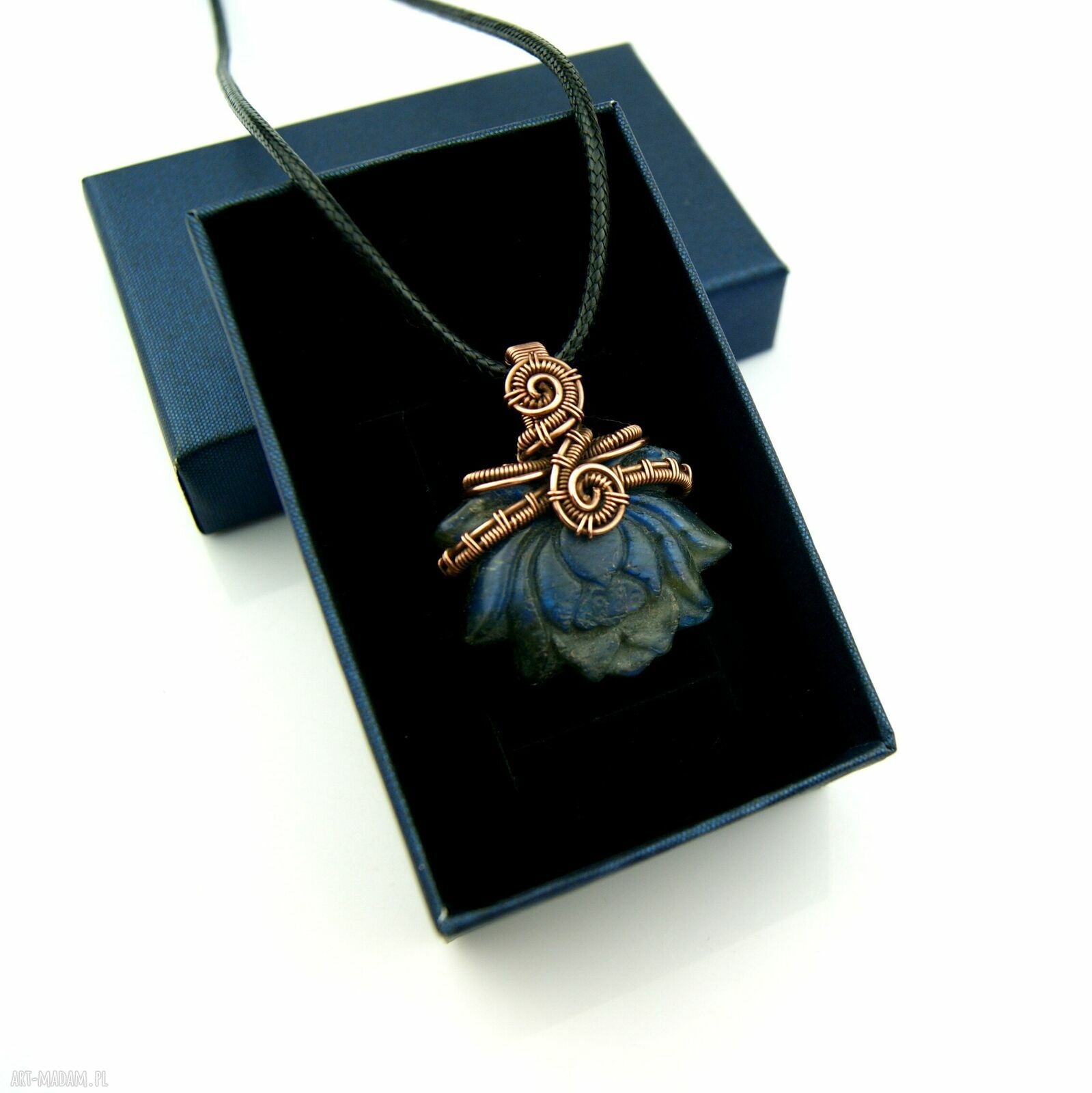 Lotosowy wisiorek z labradorytem - wire wrapping z miedzi