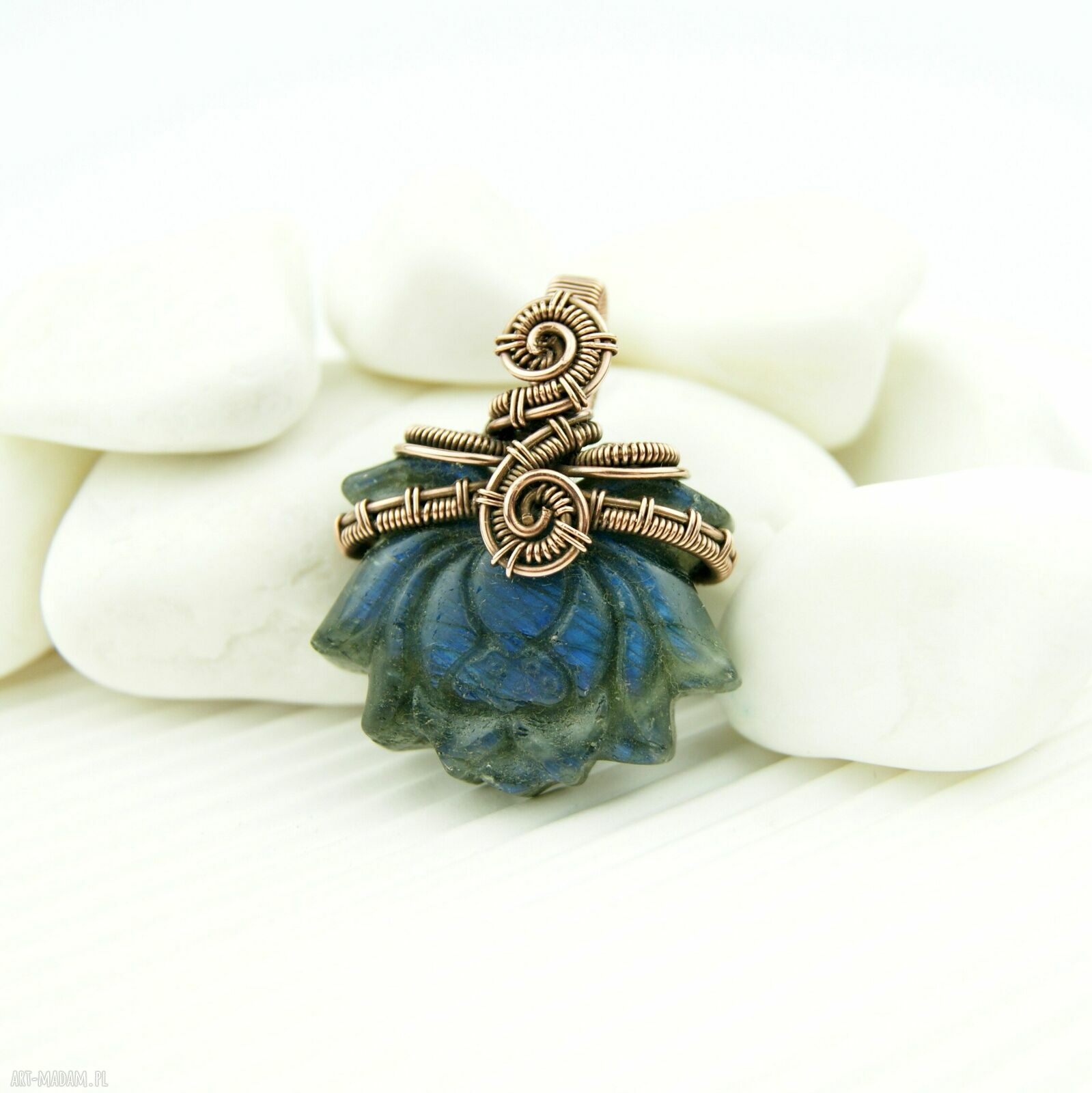 Lotosowy wisiorek z labradorytem - wire wrapping z miedzi