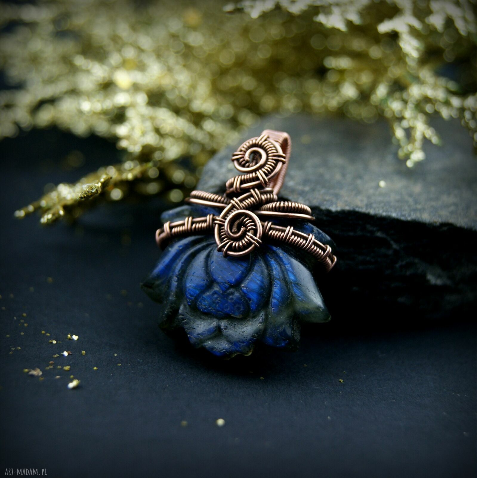 Lotosowy wisiorek z labradorytem - wire wrapping z miedzi