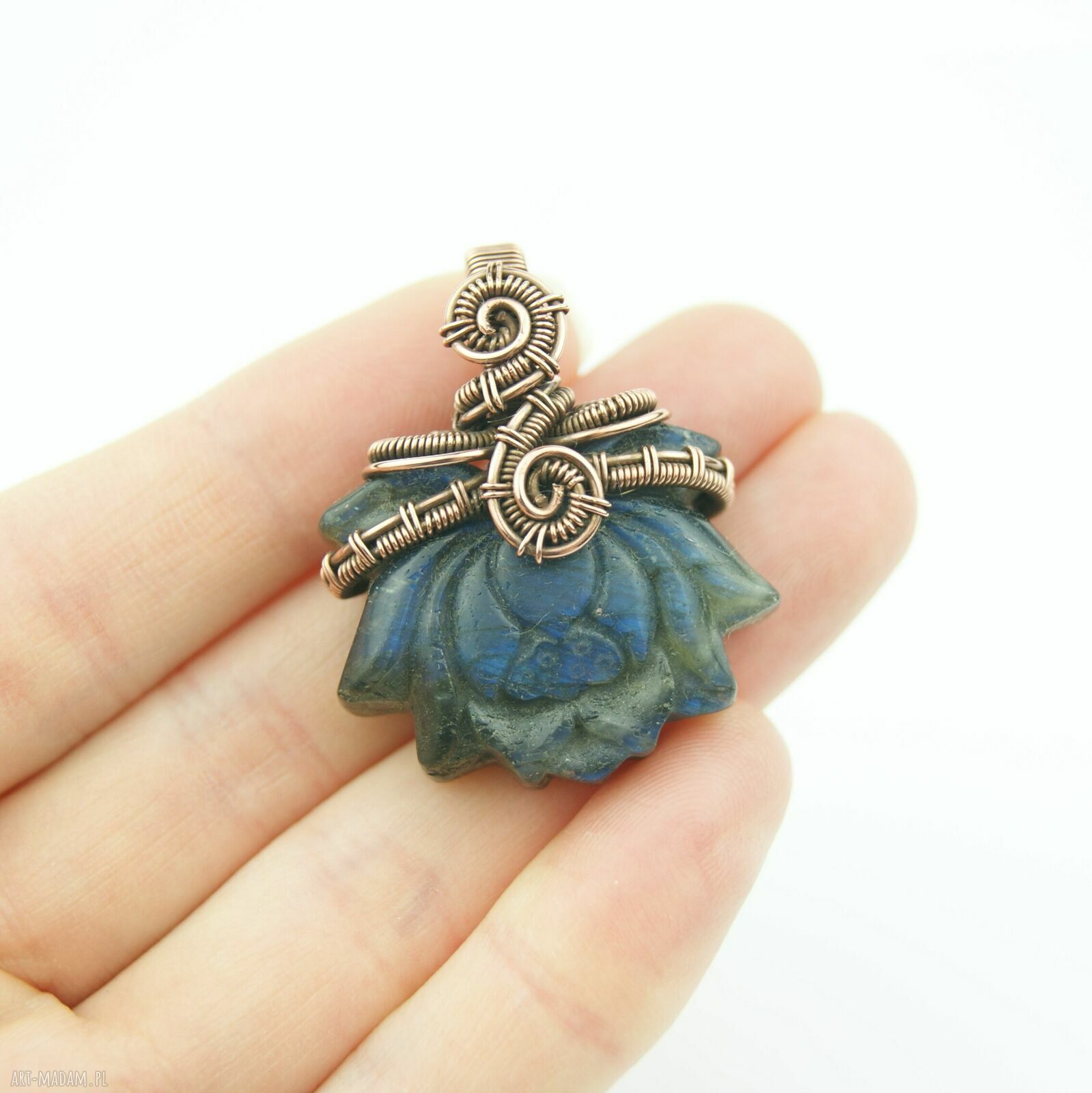 Lotosowy wisiorek z labradorytem - wire wrapping z miedzi