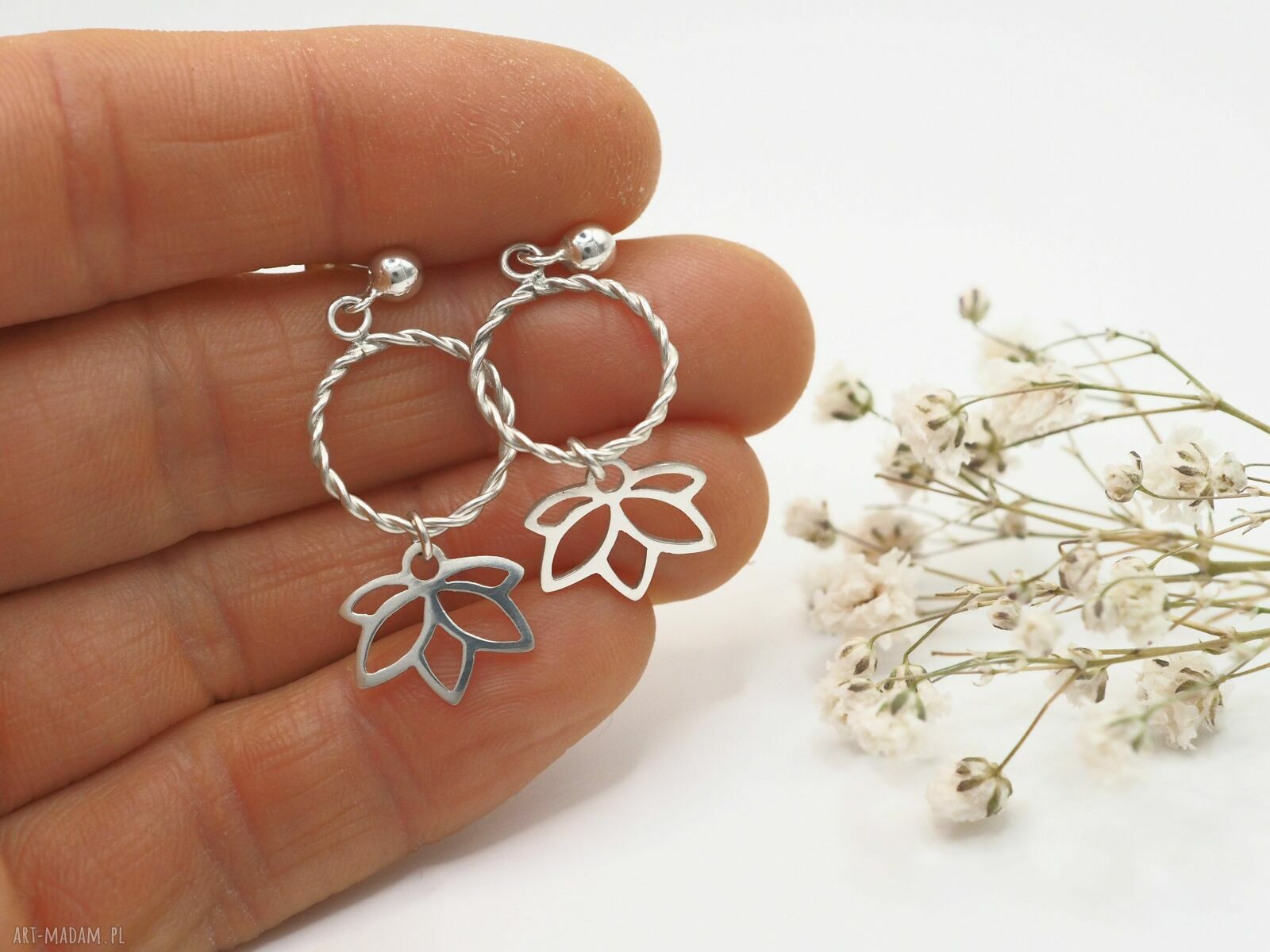 Srebrne kolczyki lotosy midi z symbolem OM - Jachyra Jewellery