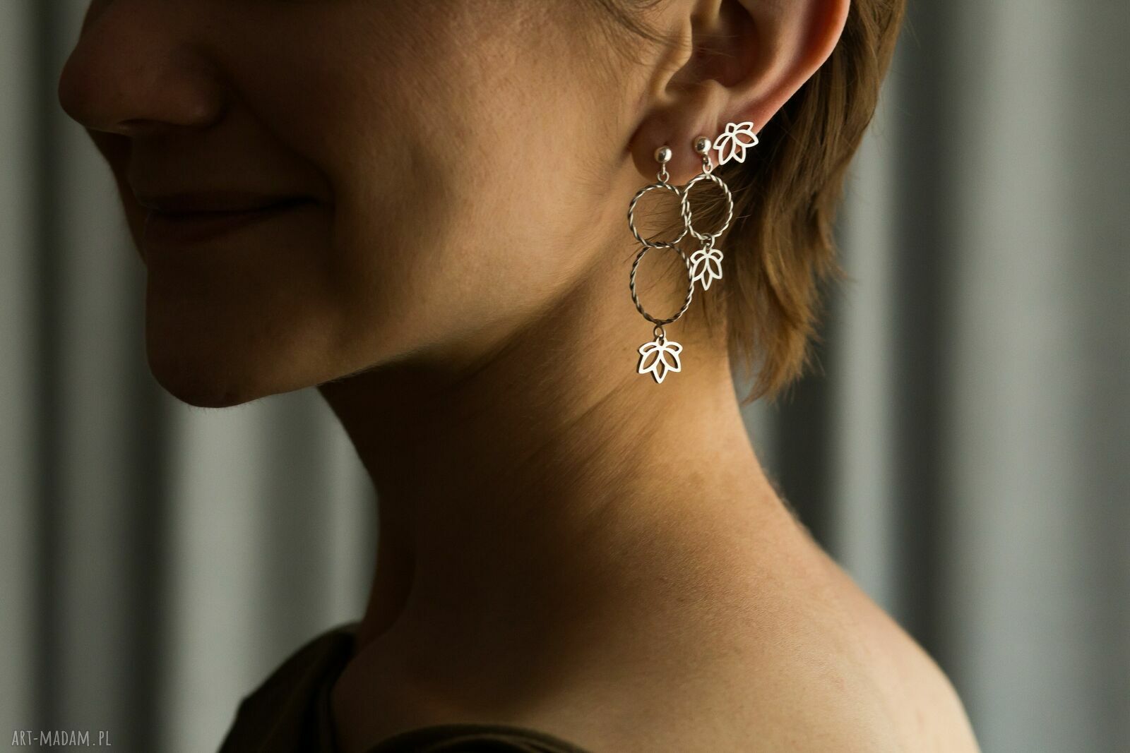 Srebrne kolczyki lotosy midi z symbolem OM - Jachyra Jewellery