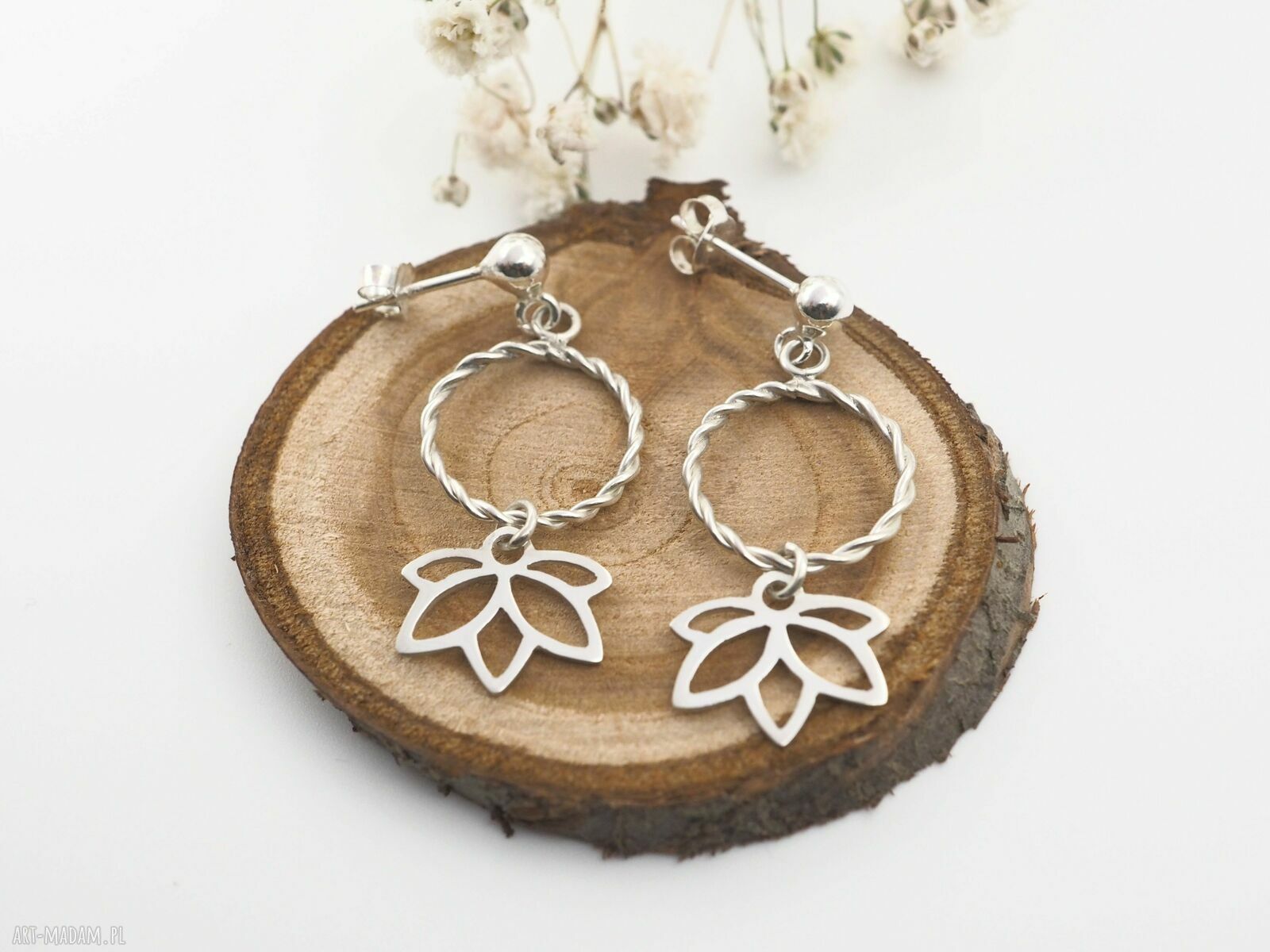 Srebrne kolczyki lotosy midi z symbolem OM - Jachyra Jewellery