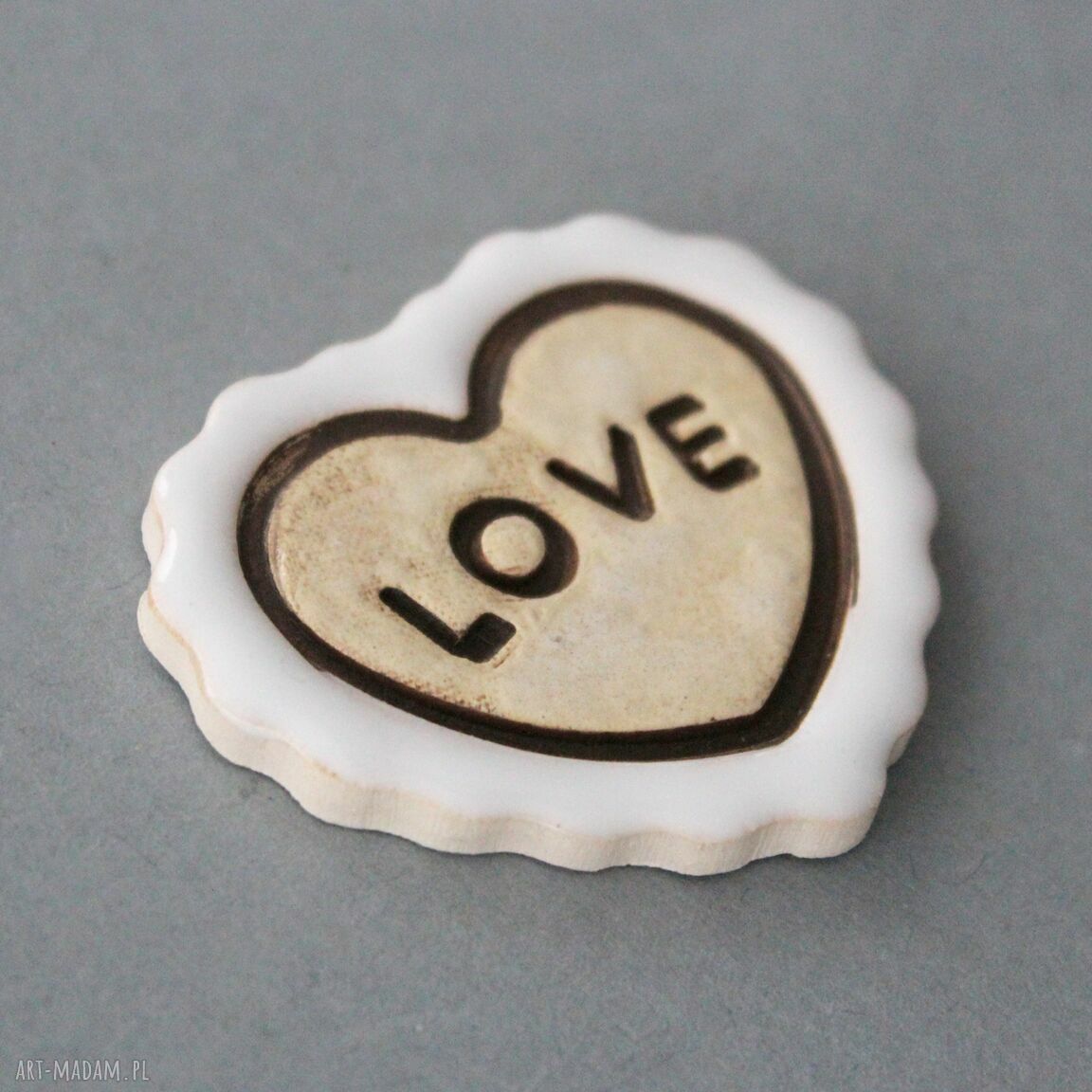 Love - ceramiczny magnes na lodówkę w odcieniach bieli, beżu i brązu