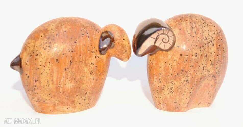 Ceramiczny zestaw „Łowca”: baran i owca - ręcznie malowane szkliwami (12 cm)