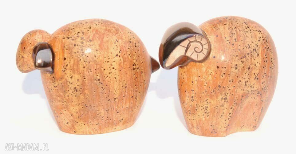 Ceramiczny zestaw „Łowca”: baran i owca - ręcznie malowane szkliwami (12 cm)
