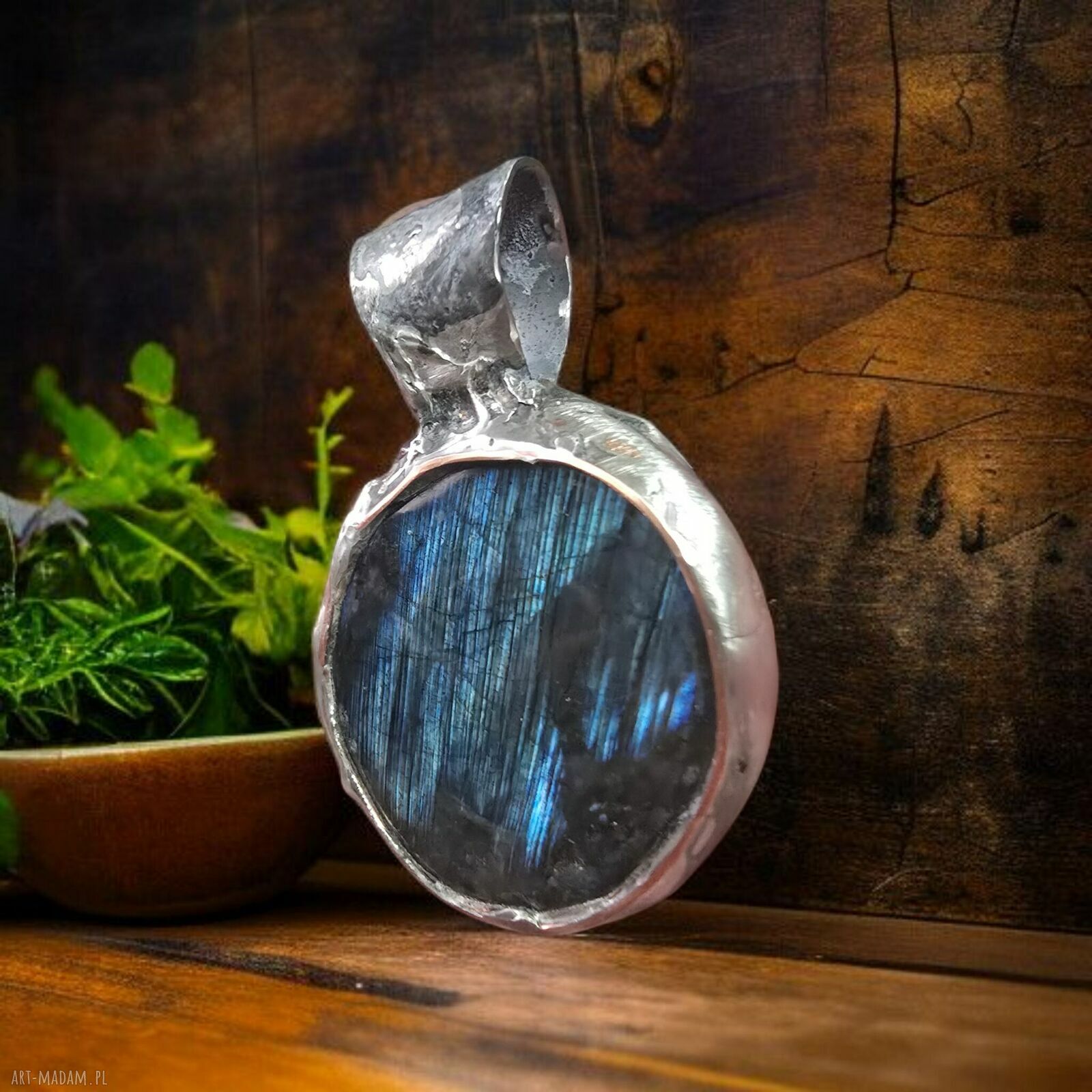 Wisior z labradorytem Aurora Borealis „Łowca Światła” - miedziana metaloplastyka