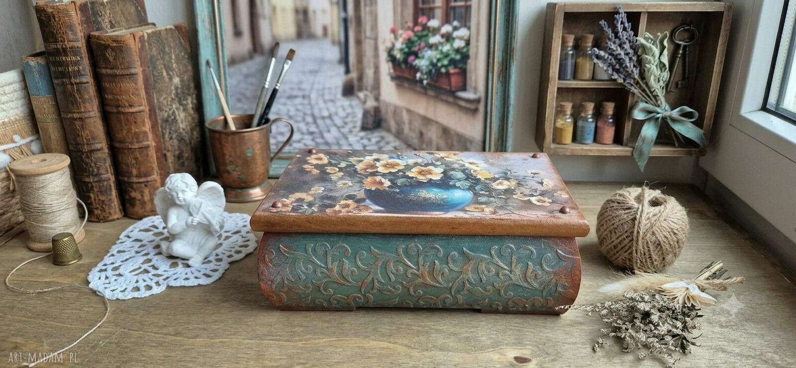 Turkusowa szkatułka vintage z kwiatami i reliefami