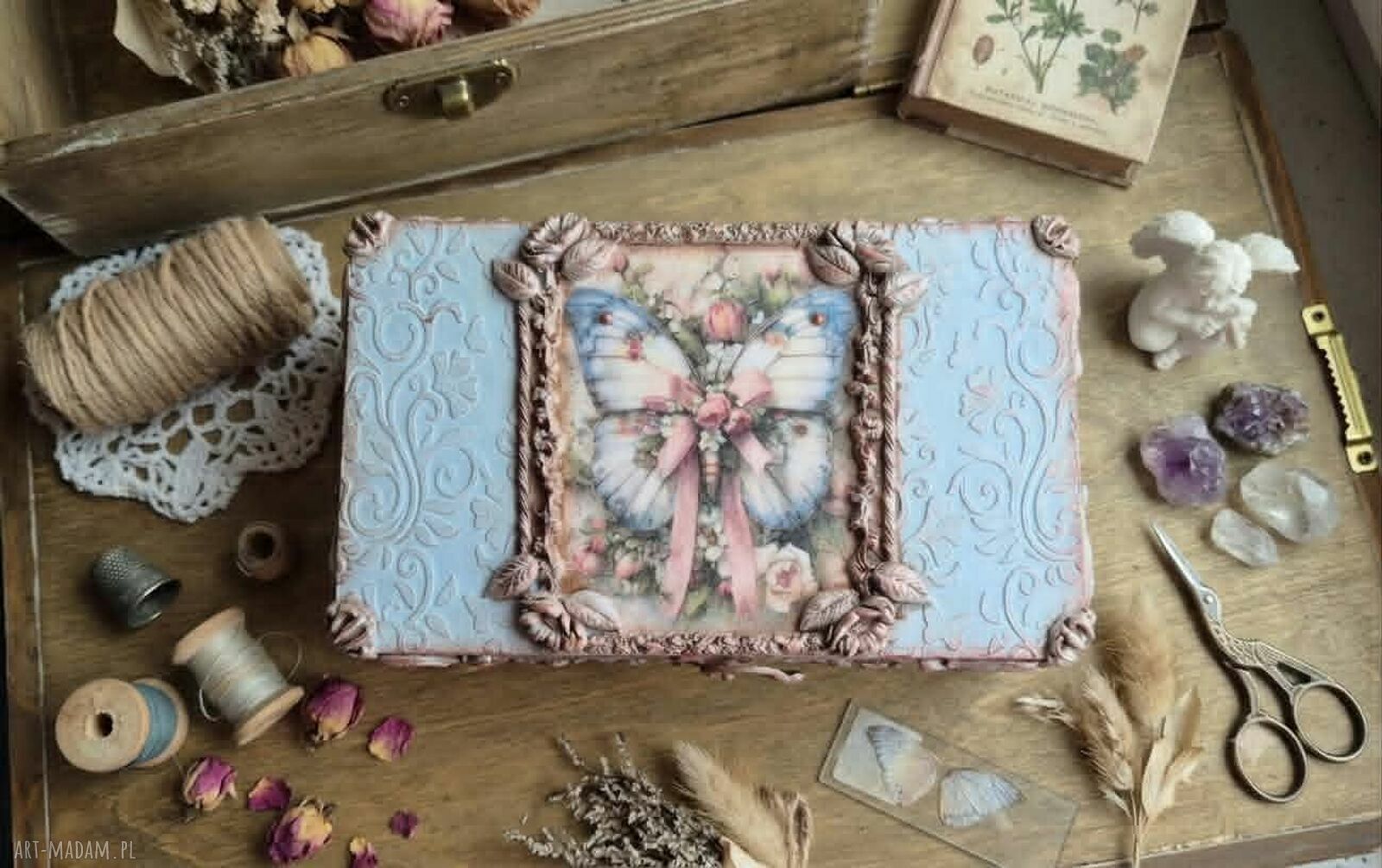 Ręcznie zdobiona szkatułka decoupage z motylem