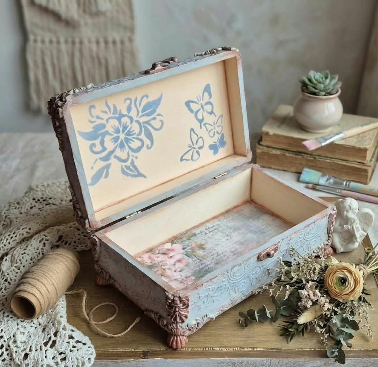 Ręcznie zdobiona szkatułka decoupage z motylem