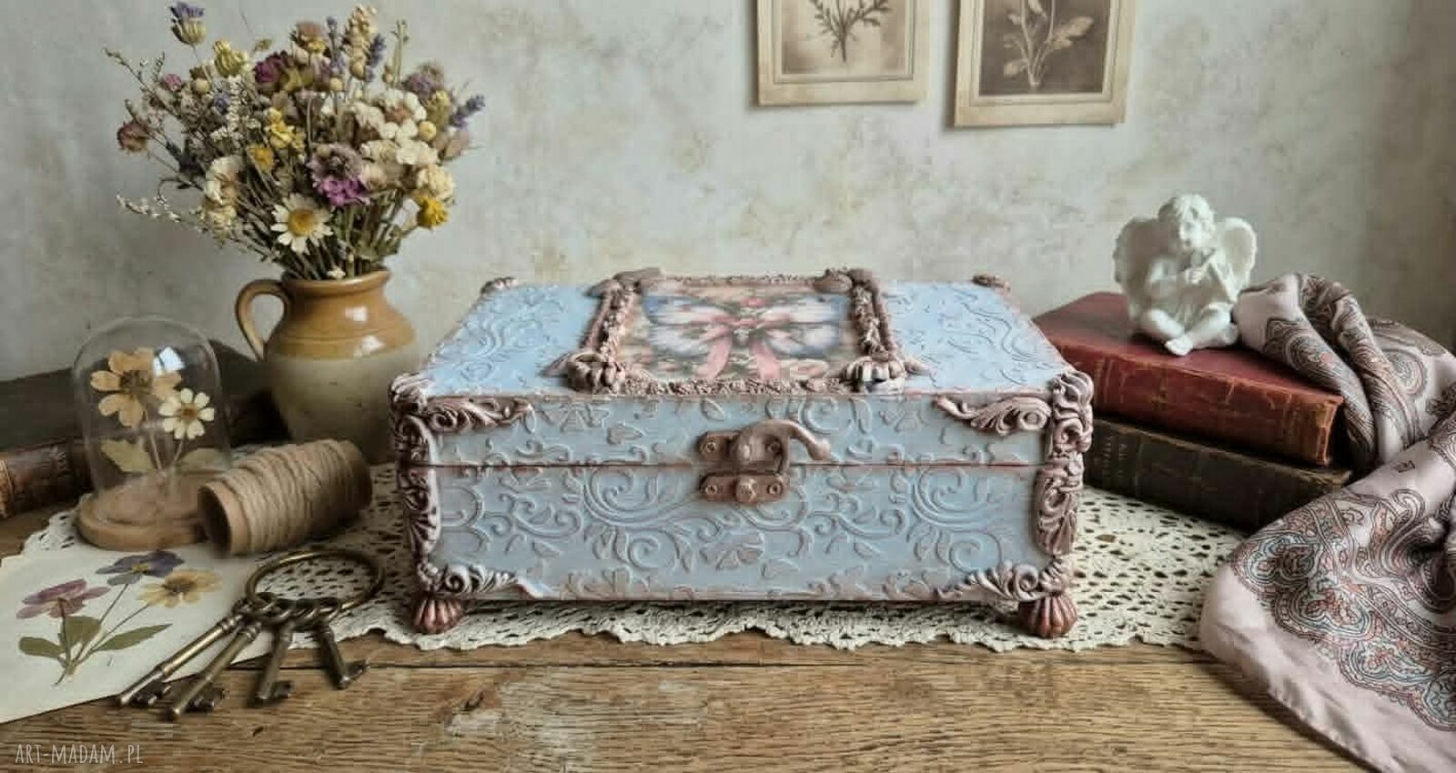 Ręcznie zdobiona szkatułka decoupage z motylem