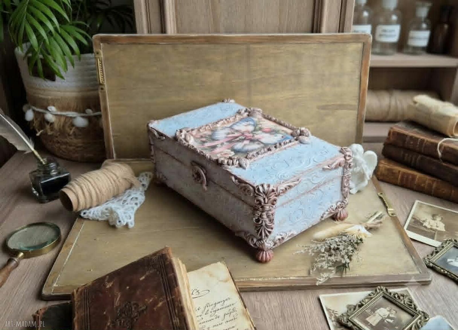 Ręcznie zdobiona szkatułka decoupage z motylem