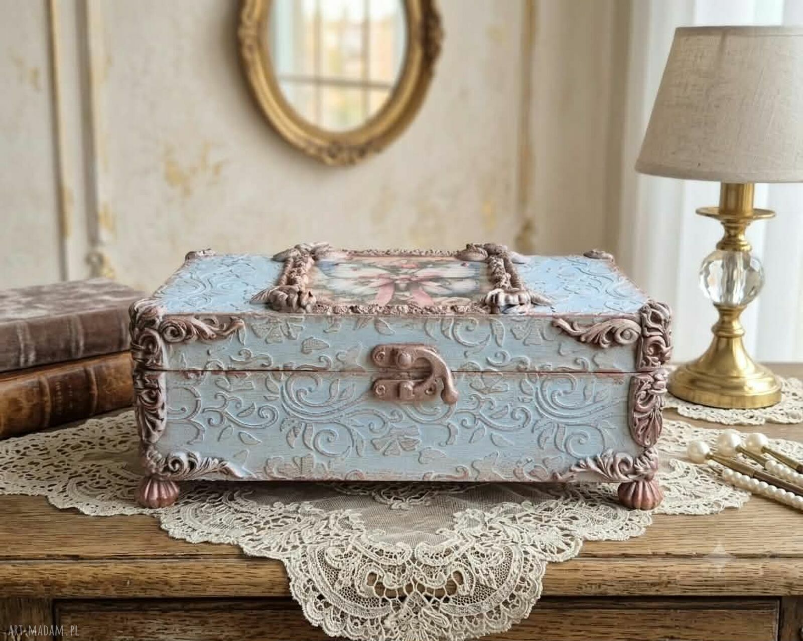 Ręcznie zdobiona szkatułka decoupage z motylem