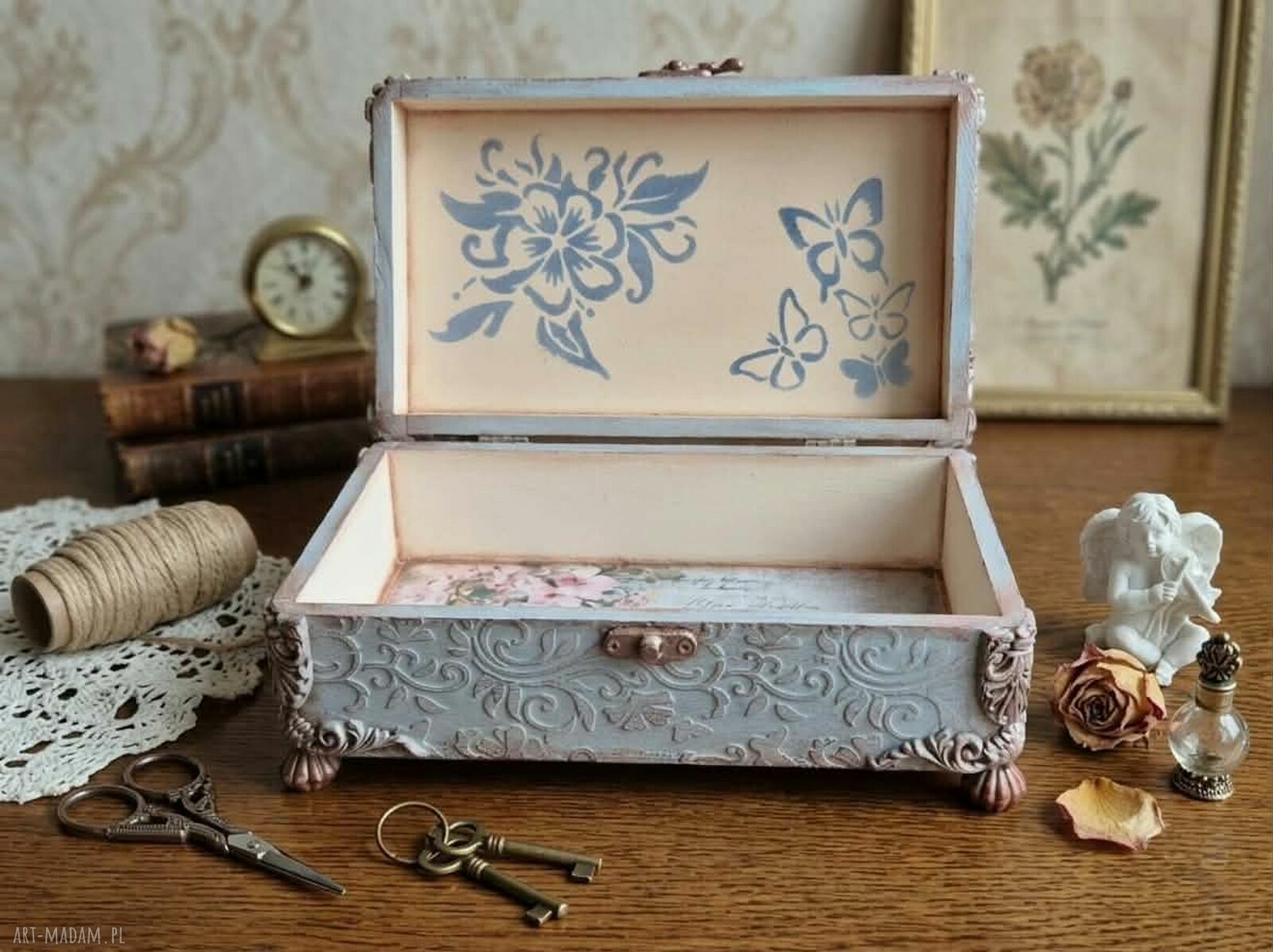 Ręcznie zdobiona szkatułka decoupage z motylem