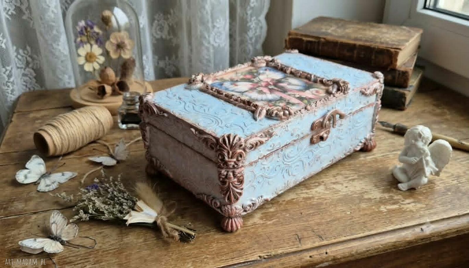 Ręcznie zdobiona szkatułka decoupage z motylem