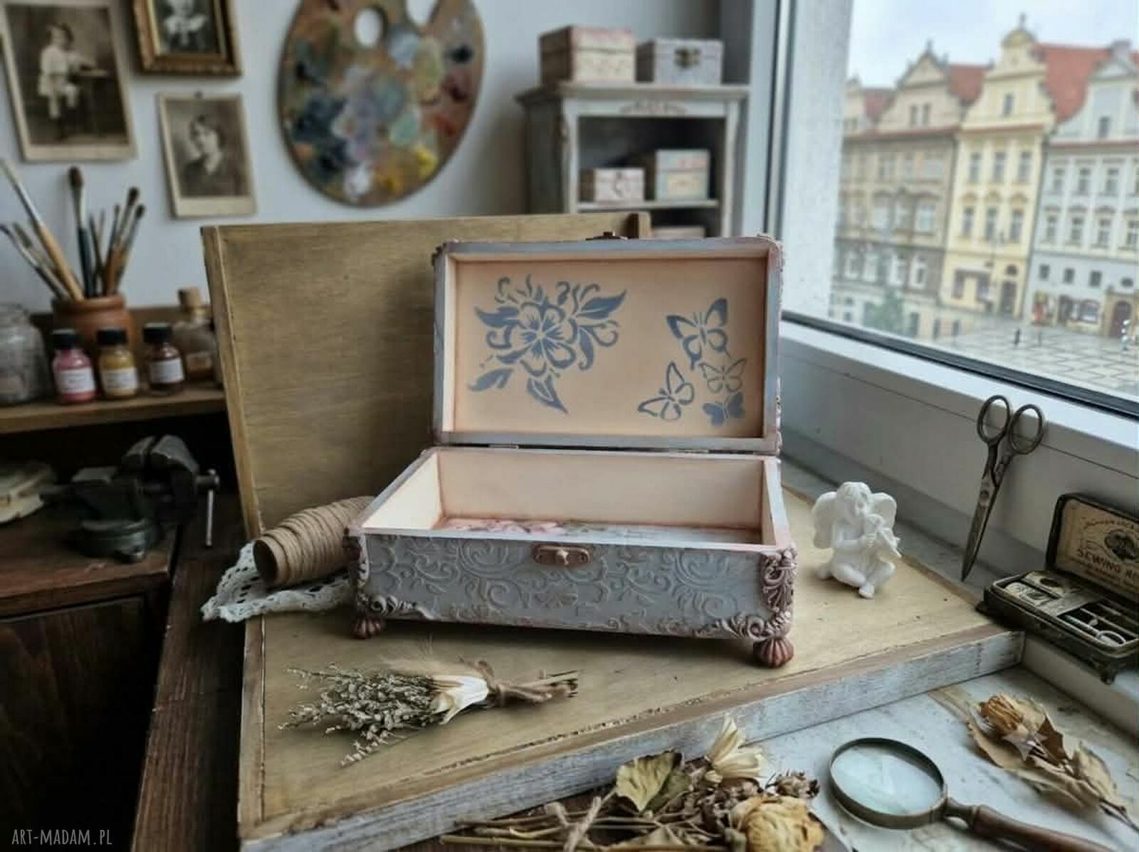 Ręcznie zdobiona szkatułka decoupage z motylem
