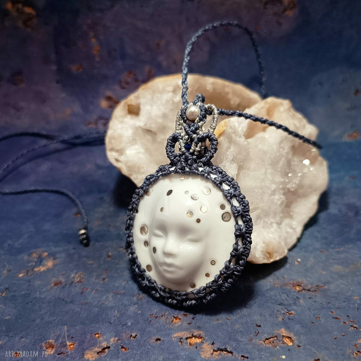 LUNA - Księżycowy Portret: wisior porcelanowy z szafirem, perłą i mikromakrą