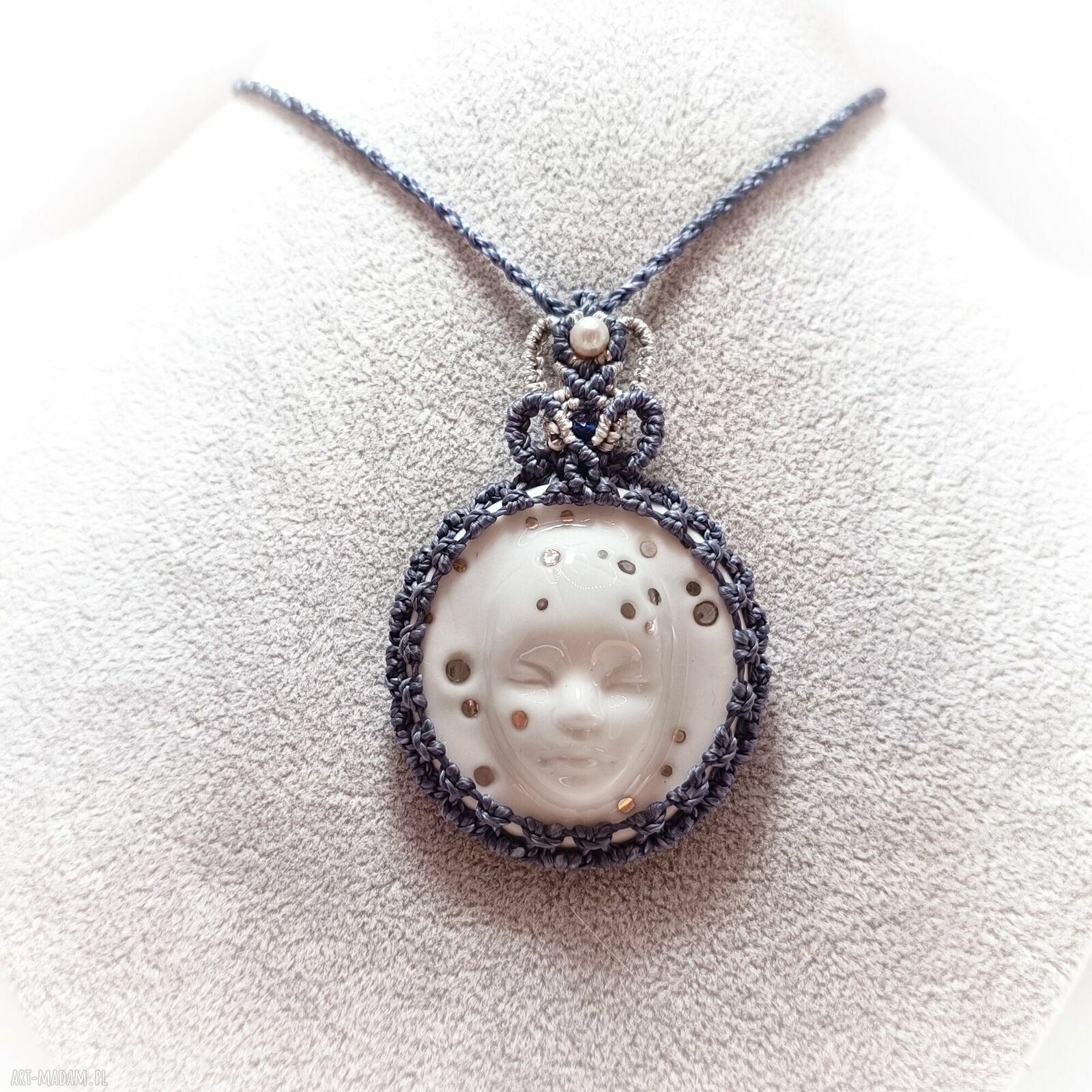 LUNA - Księżycowy Portret: wisior porcelanowy z szafirem, perłą i mikromakrą