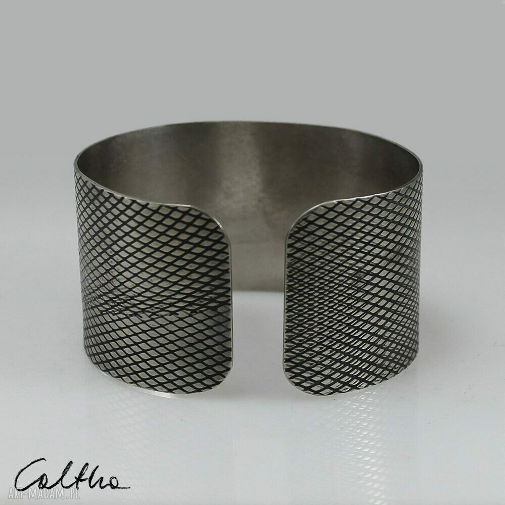 Łuska - szeroka metalowa bransoletka w srebrnym kolorze - Caltha