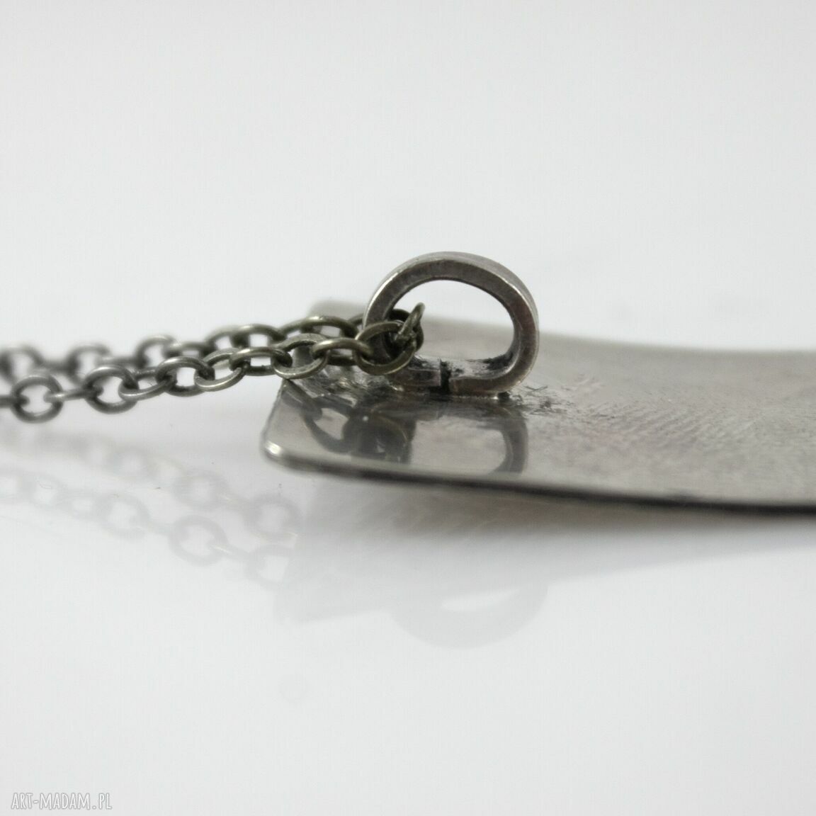 Minimalistyczny metalowy wisiorek "Łuska" w kolorze srebra (OOAK)