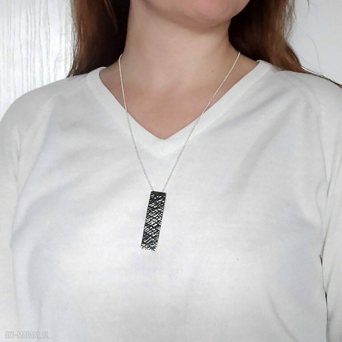 Minimalistyczny metalowy wisiorek "Łuska" w kolorze srebra (OOAK)